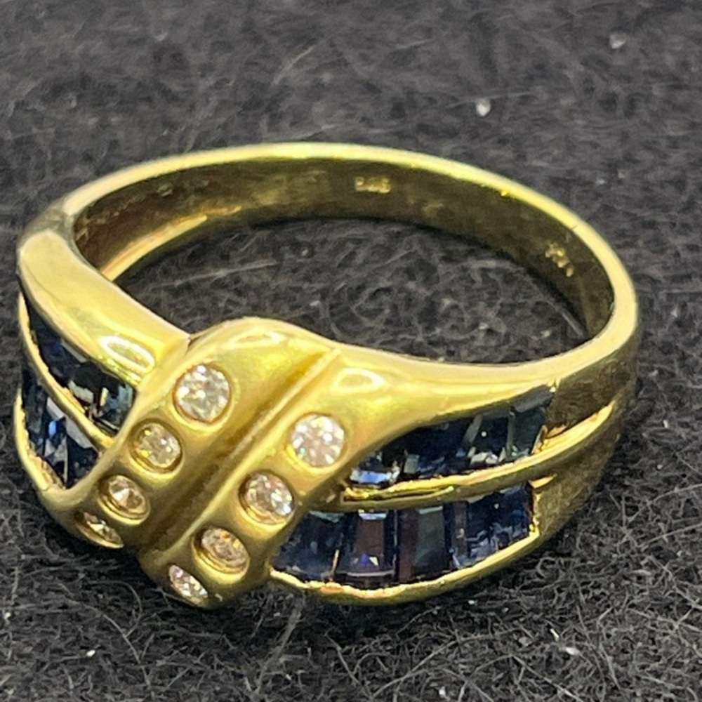 Gorgeous Vintage 14k gold ring with sapphire and diamonds